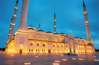 https://targettravelsqatar.com/wp-content/uploads/2025/08/Al-Fateh-Grand-Mosque.webp